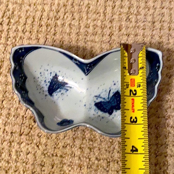 Andrea by Sadek Vintage Chinoiserie Blue and White Butterfly Dish - Picture 6 of 7